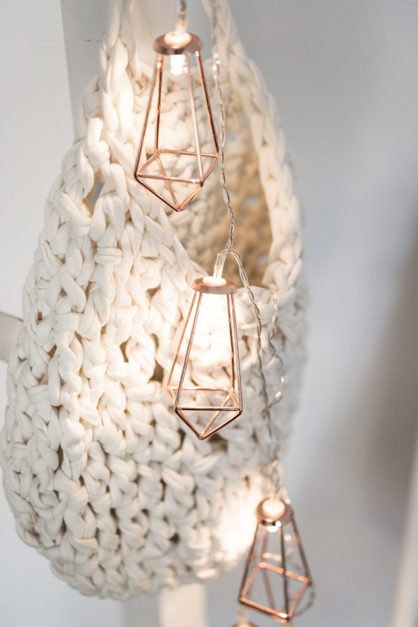 Гирлянда Copper Diamond с теплым белым светом: очень лаконичная и красивая гирлянда бриллианты из металла цвета розового золота.
