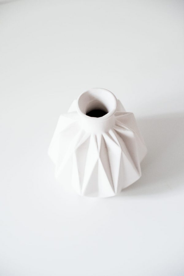 Белая интерьерная ваза для цветов в скандинавском стиле
