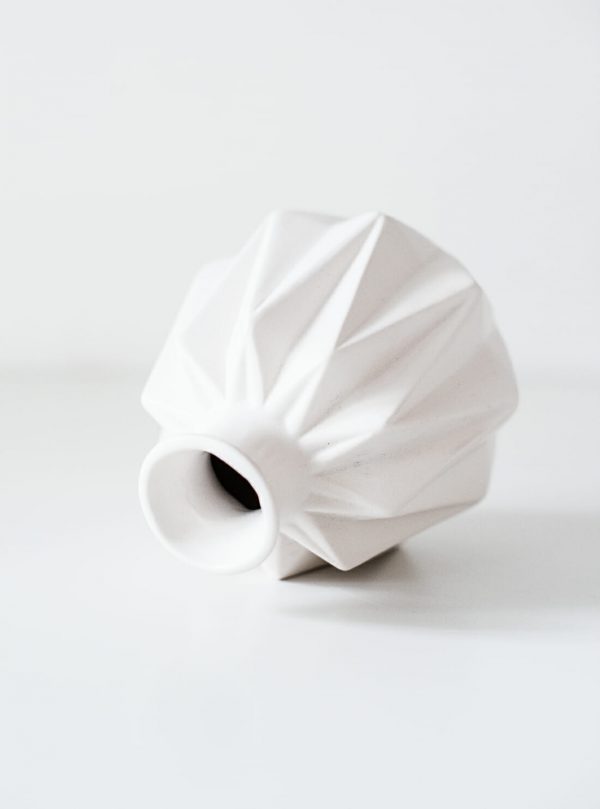 Белая интерьерная ваза для цветов в скандинавском стиле