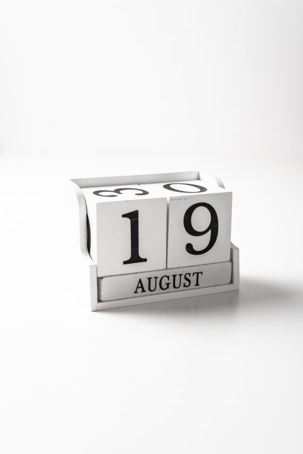 Минималистичный и лаконичный вечный календарь-кубики белого цвета
