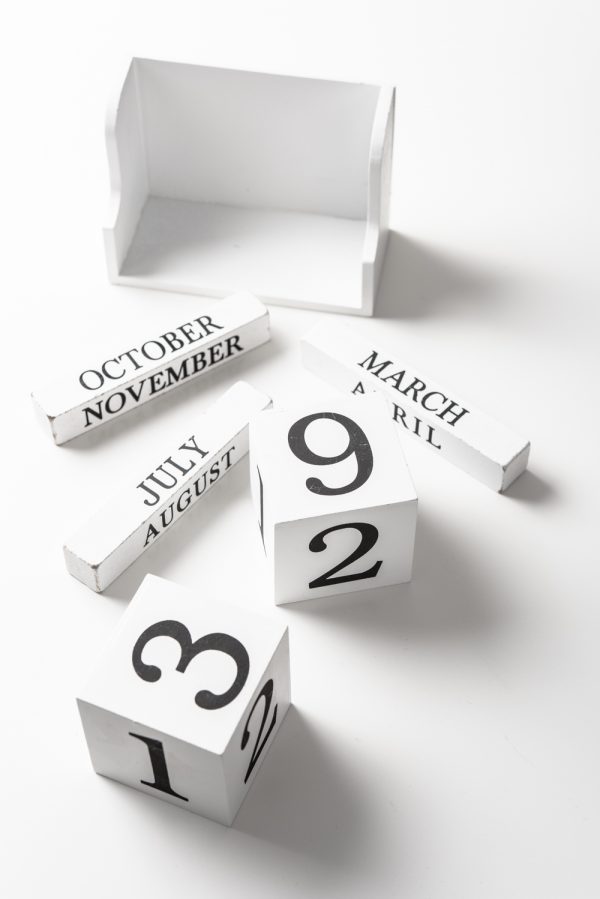 Минималистичный и лаконичный вечный календарь-кубики белого цвета