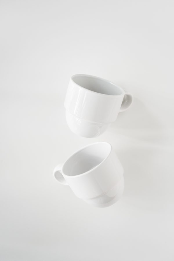 Две удобные белые чашки Match округлой формы, устойчиво вставляются одна в другую и компактно хранятся. Пара белых чашек для чаепития вдвоем