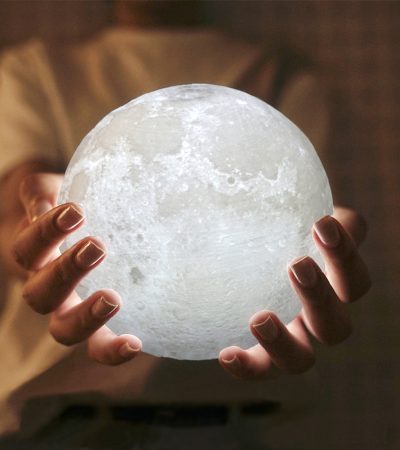 Светильник в виде луны, круглый ночник-шар с лунной поверхностью.