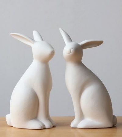 Пара керамический кроликов. Два белых кролика, интерьерный декор