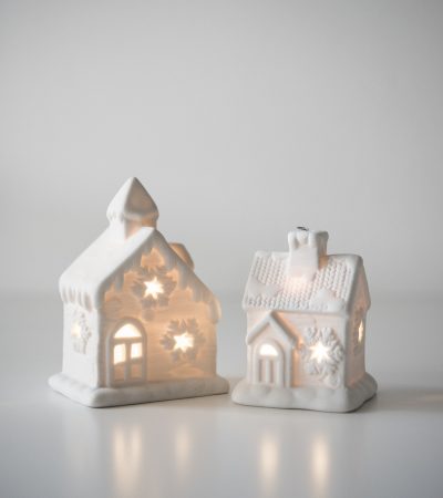 два керамических домика-светильника с теплым светом внутри