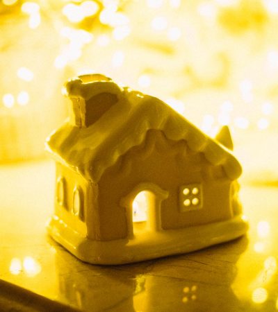 Белый керамический домик-ночник — для уютной зимней сказки в вашем доме! Новогодний интерьерный декоративный светильник-домик из керамики