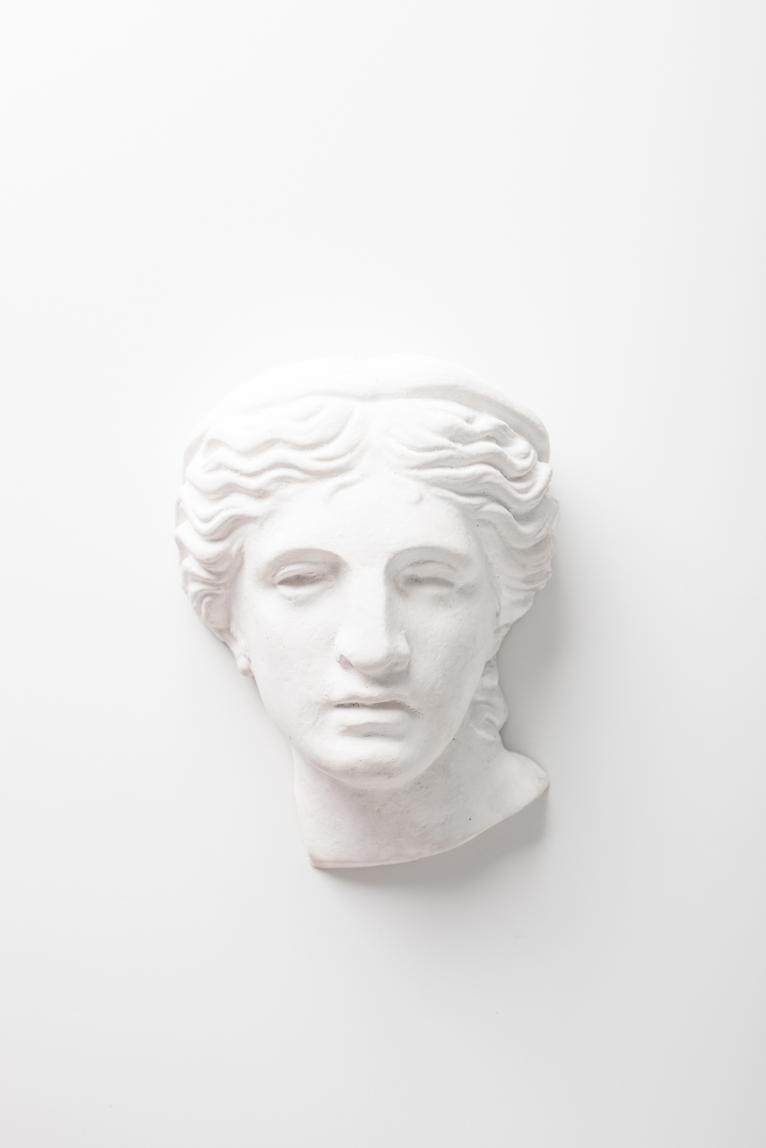 Гипсовая скульптура, голова античной красавицы Antiqua. Белый интерьерный декор из гипса, скульптурная женская голова.