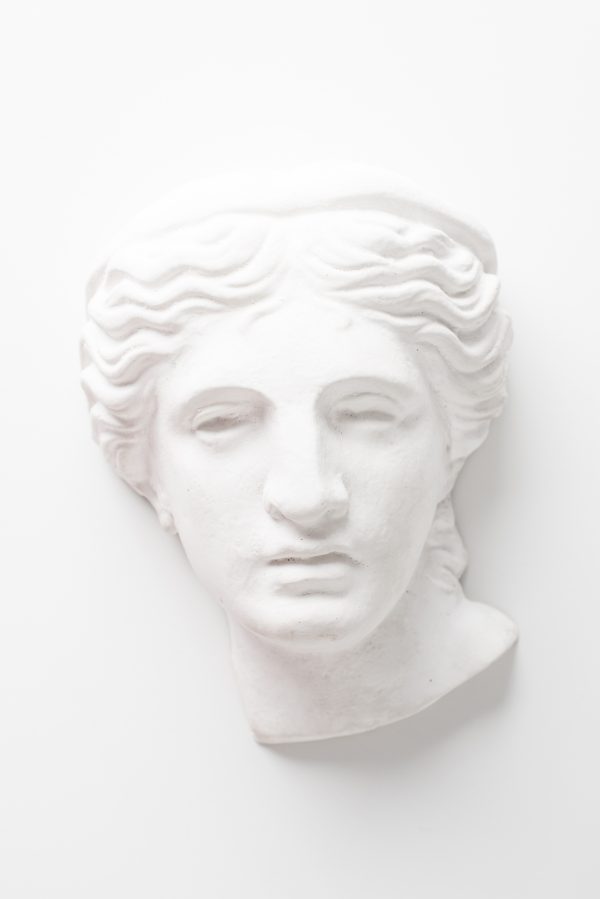 Гипсовая скульптура, голова античной красавицы Antiqua. Белый интерьерный декор из гипса, скульптурная женская голова.