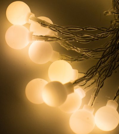 Интерьерная гирлянда Matte Drops — матовые белые шарики, светящиеся теплым белым светом