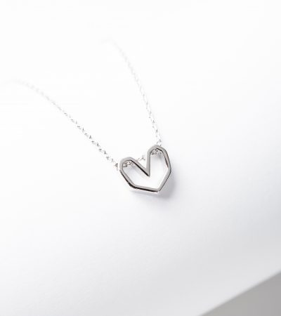 Серебряная подвеска сердце многоугольной геометрической формы на тонкой цепочке — изящное украшение на шею, небольшое серебряное сердечко