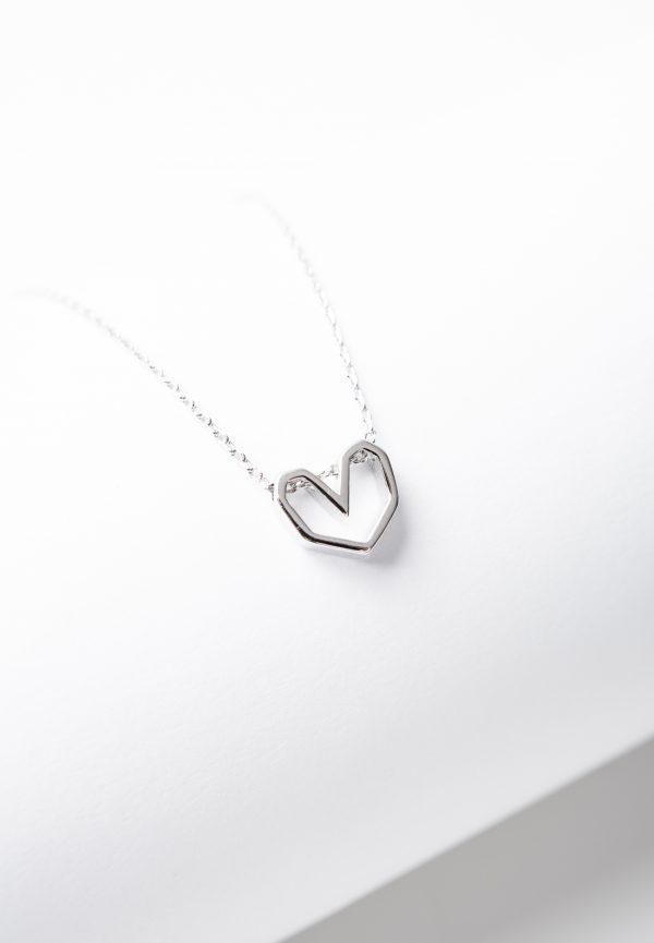 Серебряная подвеска сердце многоугольной геометрической формы на тонкой цепочке — изящное украшение на шею, небольшое серебряное сердечко
