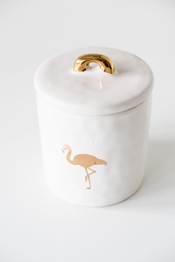 Керамическая банка для печенья Flamingoс золотым силуэтом фламинго на белом фоне. Керамическая банка с крышкой и рисунком «фламинго».