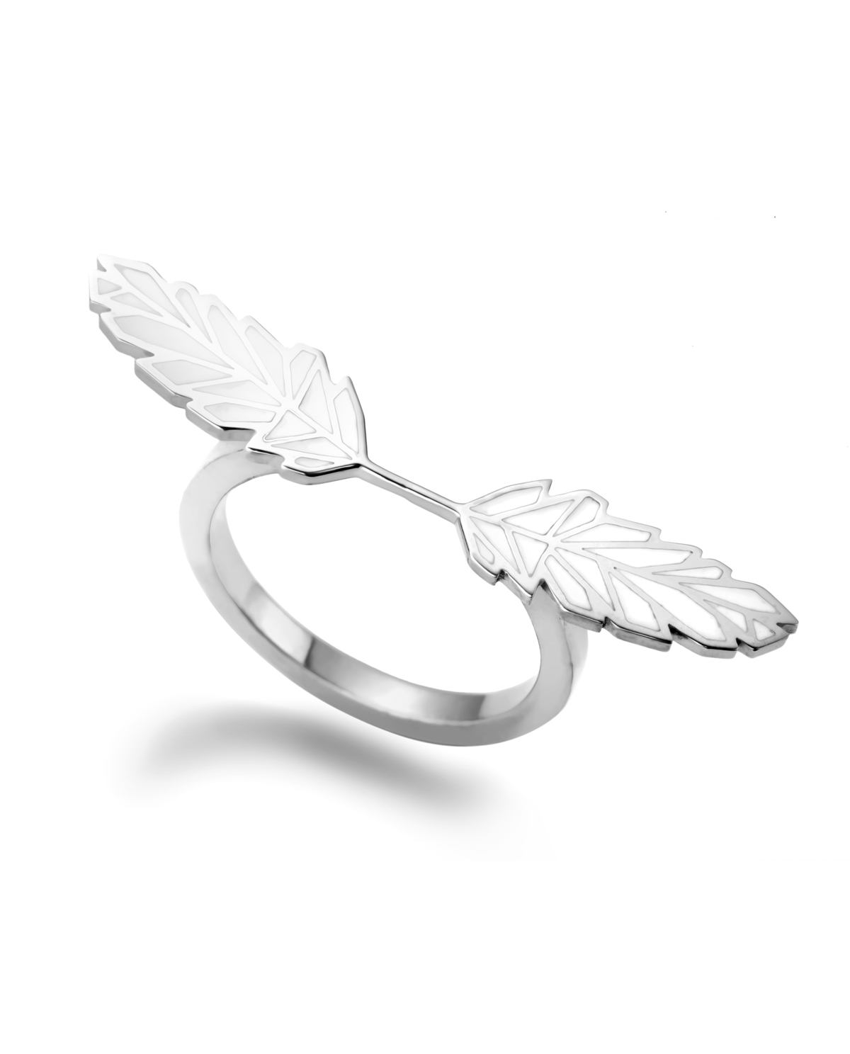 Серебряное кольцо с белыми перьями