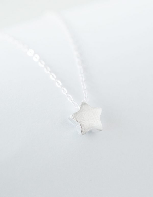 Небольшая серебряная подвеска звездочка на цепочке, маленький серебряный кулон на удачу, выполненный в форме звезды. Элегантное украшение на шею, серебряная цепочка с кулоном-звездочкой