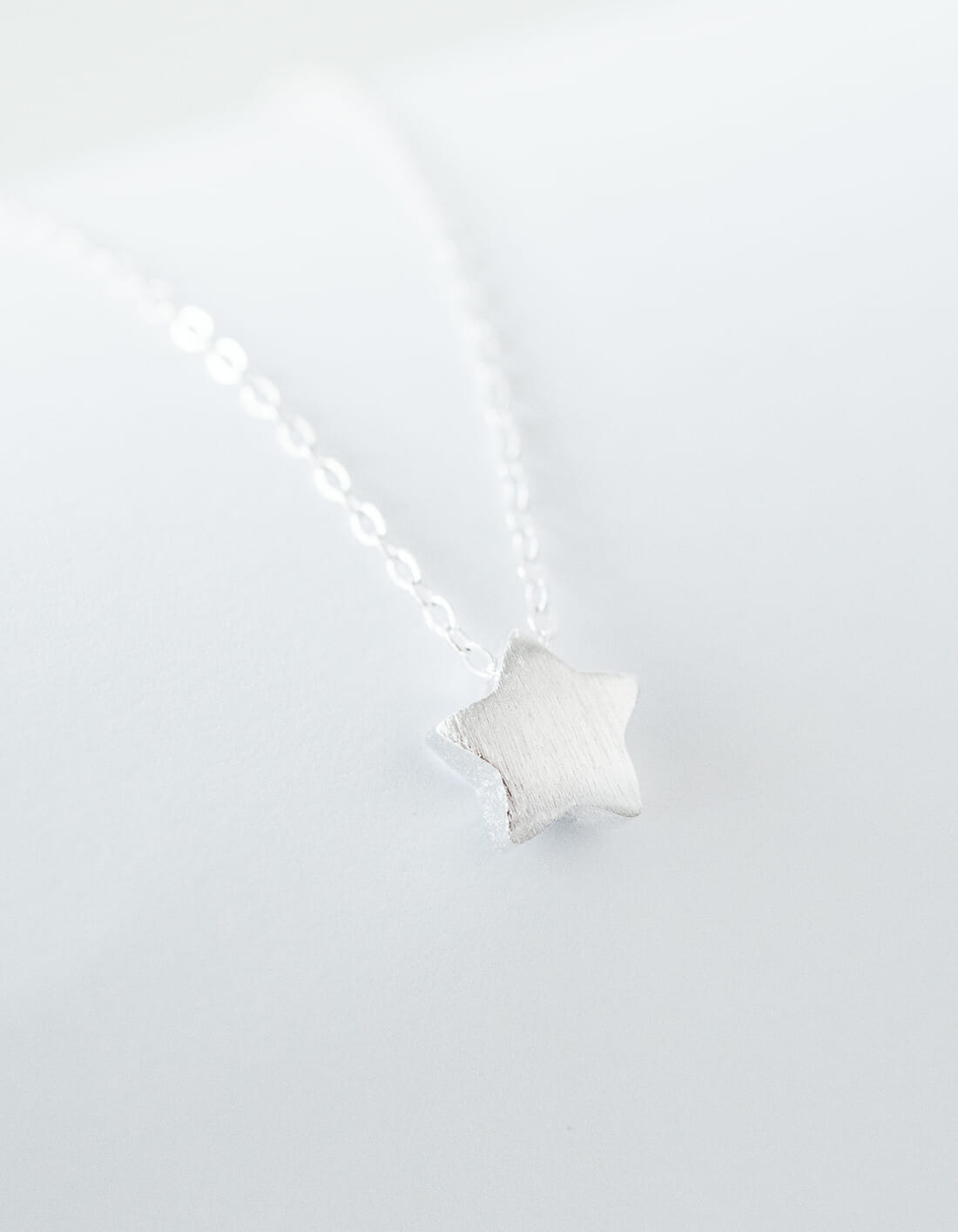 Небольшая серебряная подвеска звездочка на цепочке, маленький серебряный кулон на удачу, выполненный в форме звезды. Элегантное украшение на шею, серебряная цепочка с кулоном-звездочкой