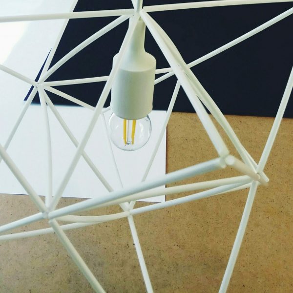 Легкий и элегантный геометрический интерьерный светильник в скандинавском стиле. Потолочный светильник белого цвета, выполненный в технике химмели