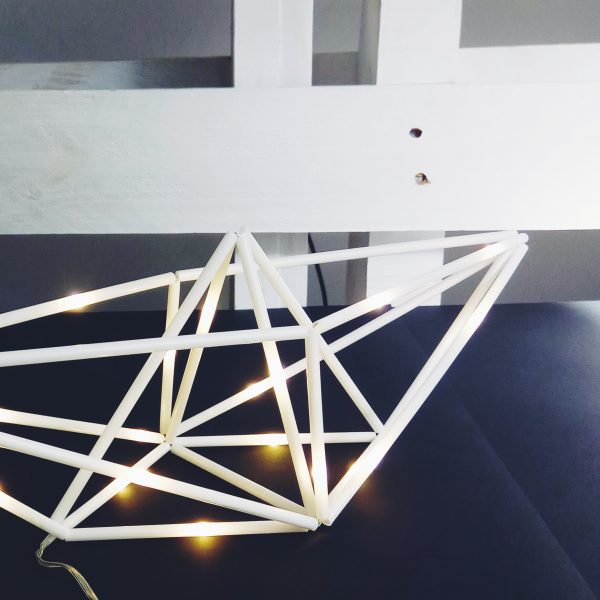 Минималистичный геометрический интерьерный светильник кораблик в скандинавском стиле