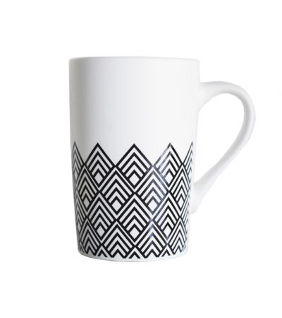 Высокая белая чашка с черно-белым скандинавским геометрическим орнаментом