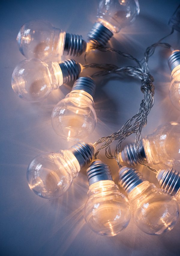 Необычная LED гирлянда, имитирующая лампочки накаливания. Праздничная интерьерная гирлянда на батарейках с фонариками в виде обычных лампочек