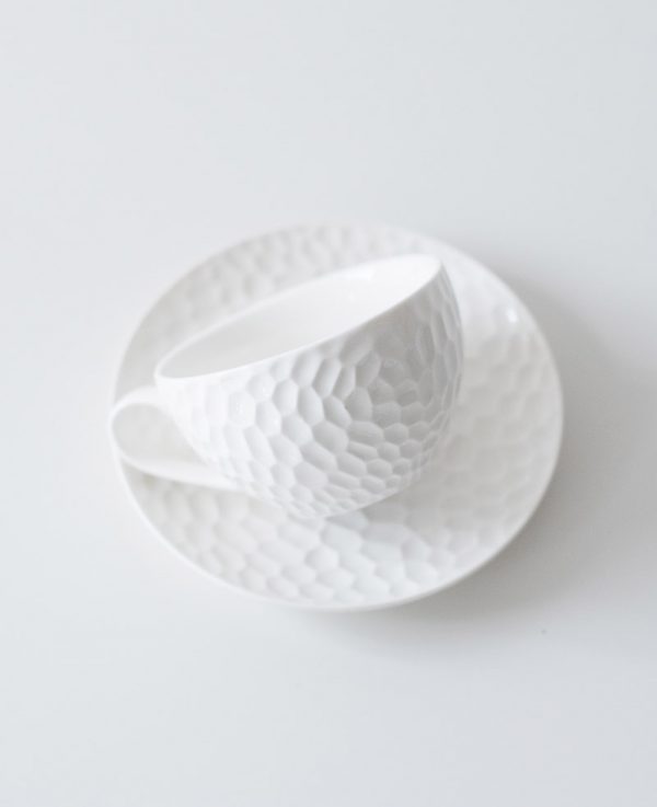 Белая фарфоровая чайная чашка с блюдцем Textura. Очень «инстаграмная» чашка с красивой фактурной поверхностью