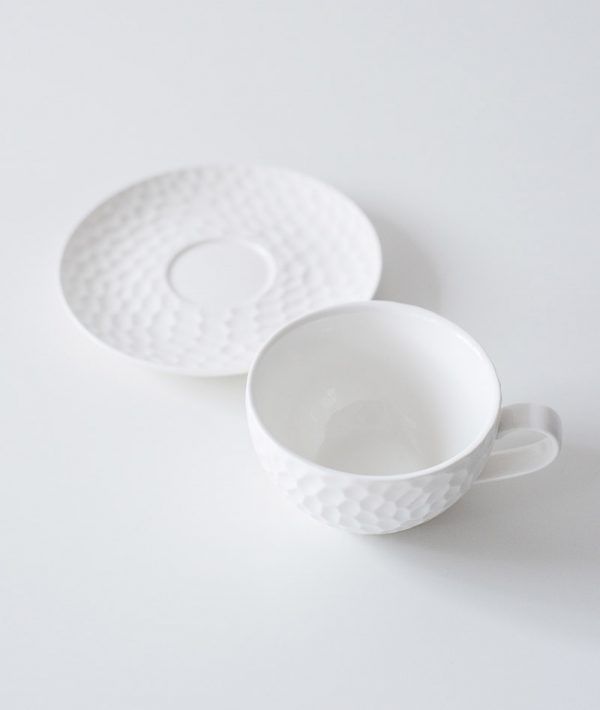 Белая фарфоровая чайная чашка с блюдцем Textura. Очень «инстаграмная» чашка с красивой фактурной поверхностью