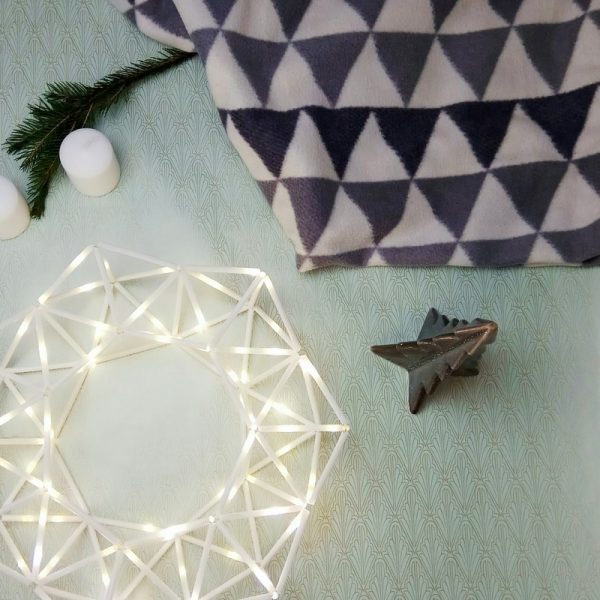 Геометрический рождественский венок на стену. Белый настенный декор в технике химмели, минималистичный геометрический интерьерный декор для в скандинавском стиле