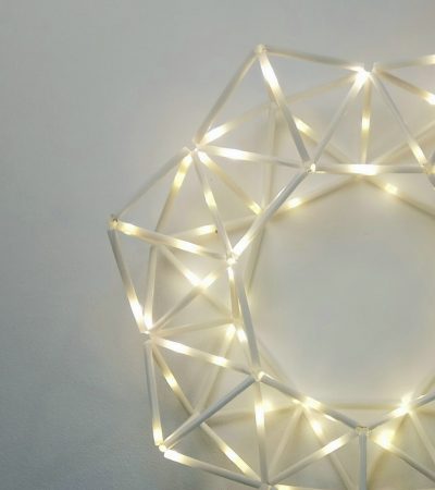 Геометрический рождественский венок в технике химмели с подсветкой. Белый настенный декоративный ночник в технике химмели, минималистичный геометрический интерьерный венок