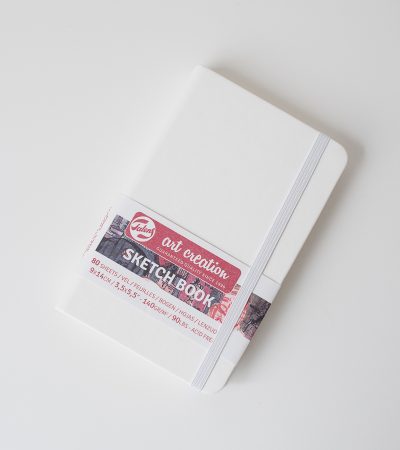 Белый прямоугольный скетчбук на резинке размером 9х14 см, удобный и компактный альбом для эскизов в твердой обложке