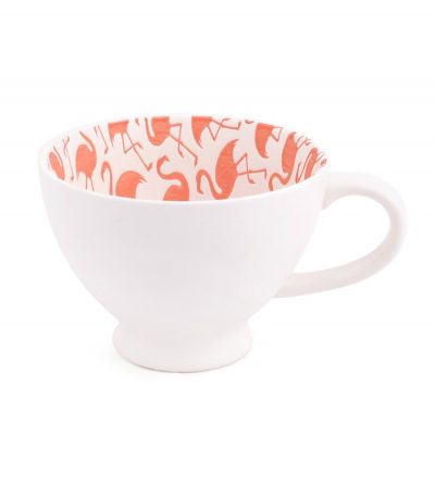 Красивая фарфоровая белая кружка с тиснением «розовые фламинго» по внутренней поверхности и золотым ободком. Элегантная белая чашка для чая и кофе, декорированная рисунком розовые фламинго