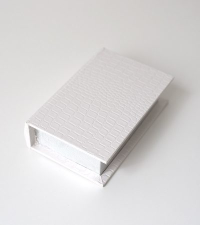 Белая шкатулка книга, небольшая шкатулка для хранения украшений и других мелочей, выполненная в форме книги в белой обложке из эко-кожи с текстурой "крокодил"