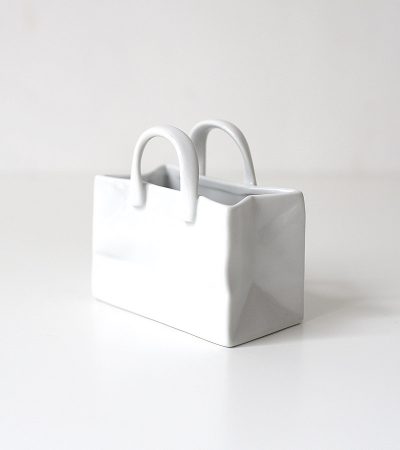 Керамическая подставка для ручек в форме сумки для покупок Shopping bag. Белый фарфоровый органайзер для карандашей и ручек
