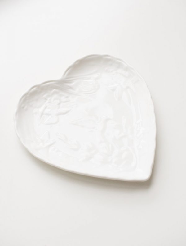 Белая десертная тарелка в форме сердца с текстурной поверхностью