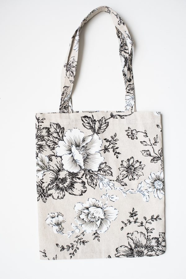 Хлопковая сумка для покупок с белыми цветами White Flowers. Удобная и вместительная сумка-шоппер с длинными ручками натурального бежевого цвета небеленного хлопка