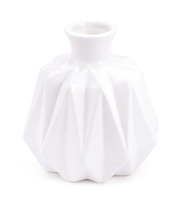 Белая интерьерная ваза для цветов в скандинавском стиле. Керамическая ваза с геометрической текстурой, пример нордического дизайна