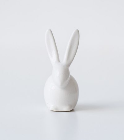 Небольшая керамическая статуэтка кролик, фигурка-органайзер для колец White Rabbit. Подставка для украшений белый кролик с длинными ушами