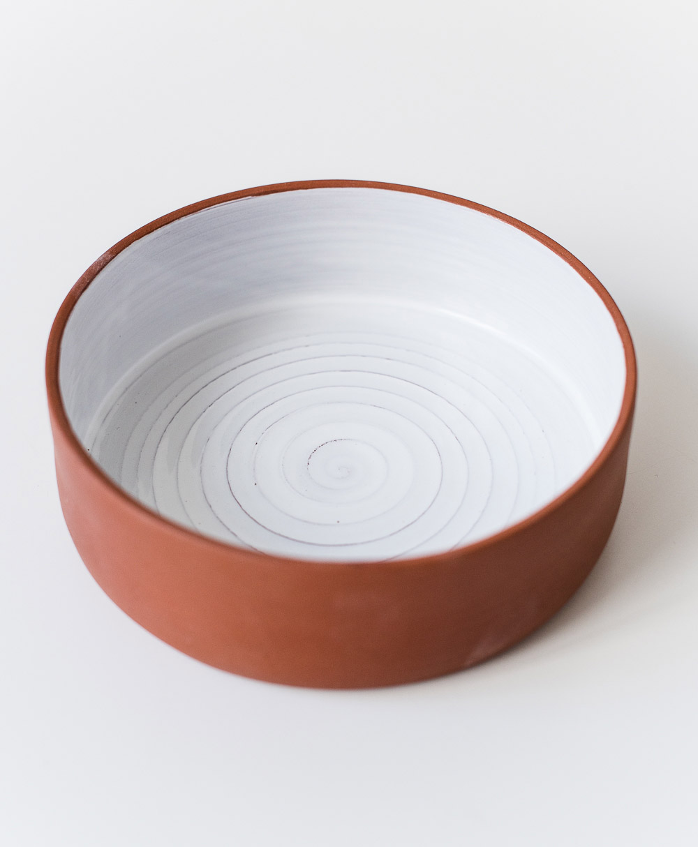 Глубокая глиняная миска для салата или хранения фруктов, вместительная керамическая миска ручной работы красивой текстурной поверхностью цвета шоколада.