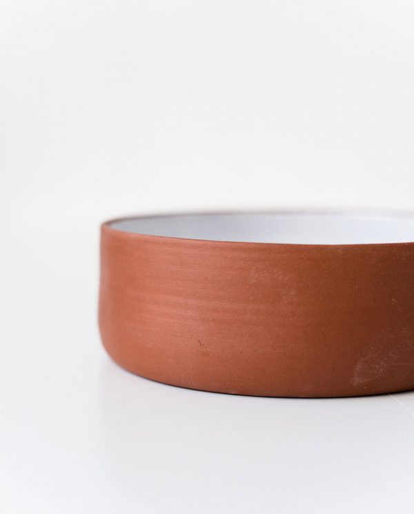 Глубокая глиняная миска для салата или хранения фруктов, вместительная керамическая миска ручной работы красивой текстурной поверхностью цвета шоколада.