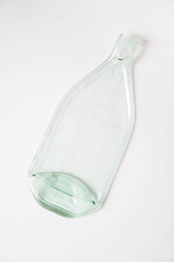 Сервировочная доска из расплавленной стеклянной бутылки