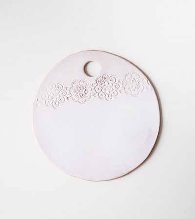 Керамическая сырная доска с уникальным кружевным рисунком ручной работы. Белая доска для сыра из керамики