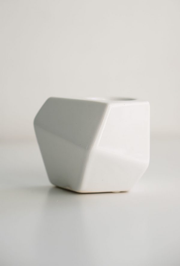 Керамический подсвечник Polygonal. Белый подсвечник асимметричной формы для маленькой свечи-таблетки