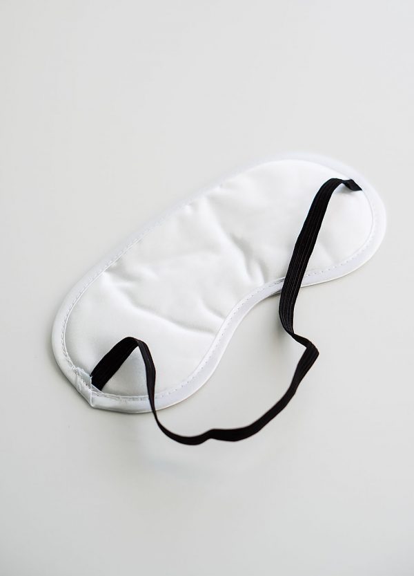 Минималистичная белая атласная маска для сна на резинке