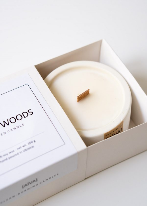 Соевая свеча с древесным ароматом и деревянным фитилем TO THE WOODS