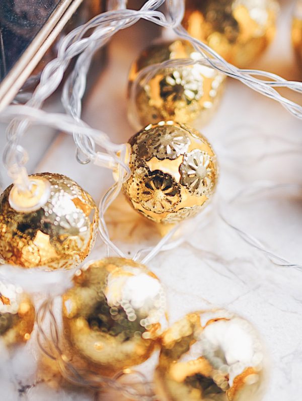 Golden Bells — гирлянда золотые бубенцы, новогодняя гирлянда с лампочками в форме бубенчиков с теплым белым светом и красивым ажурным свечением
