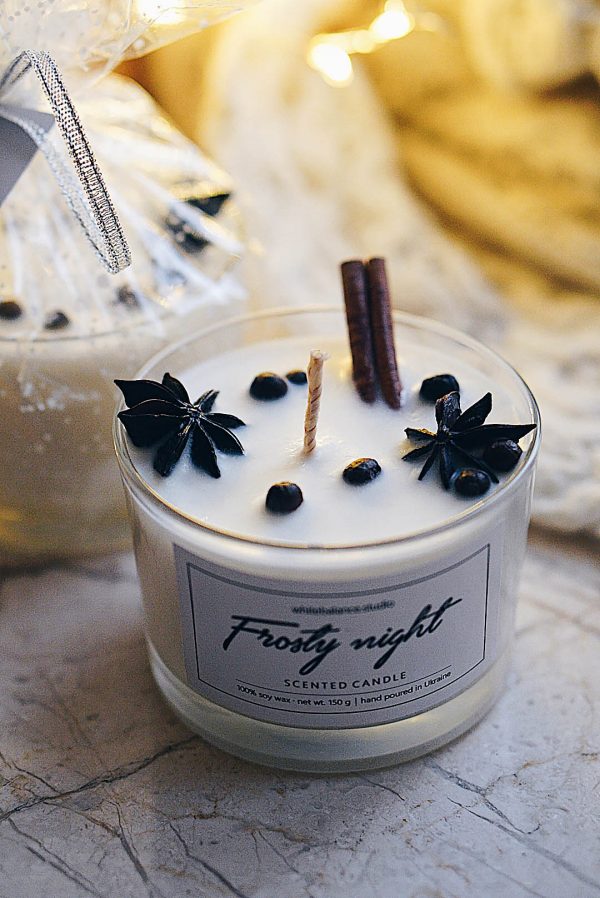 Frosty night — соевая свеча с ароматом рождественских пряностей с добавлением натуральной корицы, бадьяна и душистого перца