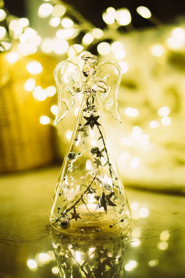 Стеклянная фигурка ангела со звездой в руках. Праздничный рождественский или новогодний декор с подсветкой от батареи, фигурка ангела со звездами
