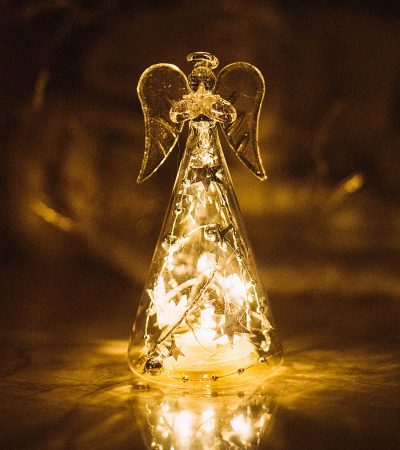 Стеклянная фигурка ангела со звездой в руках. Праздничный рождественский или новогодний декор с подсветкой от батареи, фигурка ангела со звездами