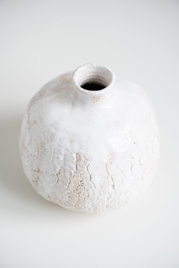 Белая керамическая ваза гармоничной формы, необычная ваза ручной работы из глины, покрытой белой глазурью