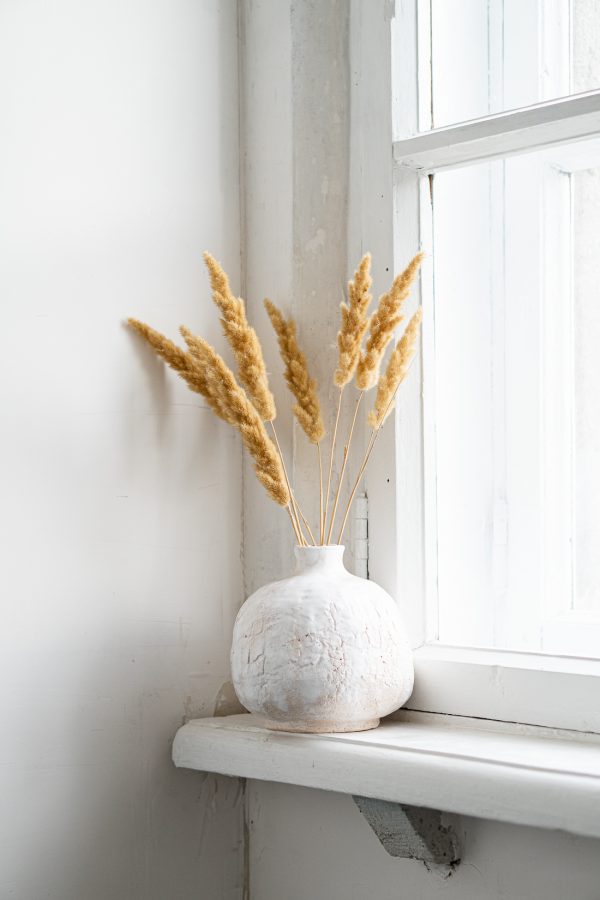 Белая керамическая ваза гармоничной формы, необычная ваза ручной работы из глины, покрытой белой глазурью