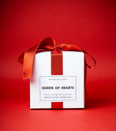 натуральная соевая ароматическая свеча ручной работы QUEEN OF HEARTS с ароматом розы, красным глиттером и в коробке с алой лентой