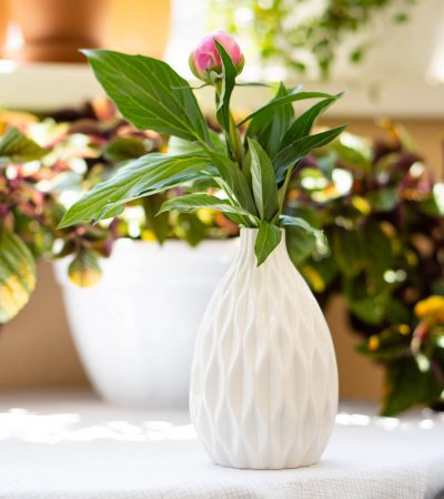 Небольшая белая керамическая ваза для цветов или декора интерьера